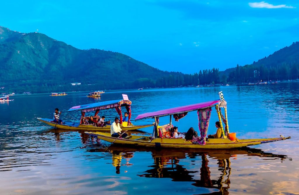 dal lake srinagar kashmir