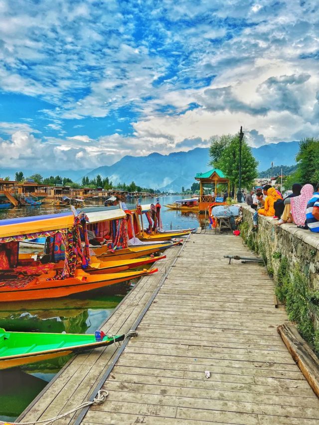 hotel brown palace srinagar to dal lake distance